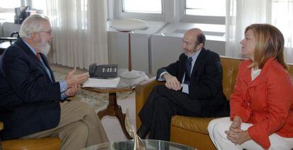 Rubalcaba y Valenciano, con el director general de la Organización Internacional del Trabajo, Juan Somavía, en Ginebra.