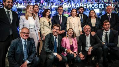El líder del PP, Alberto Núñez Feijóo (en el centro, de pie), junto a los barones territoriales de su partido, el pasado martes en la sede nacional del PP, en Madrid.