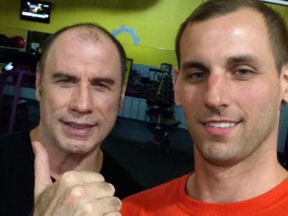 El selfi de John Travolta y Justin Jones (derecha) en el gimnasio. 