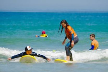 Alumnos de un curso de surf en la playa de Somo (Cantabria).