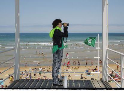 La escritora y periodista Rosa Montero vigila la playa de Gijón en busca de objetivos.
