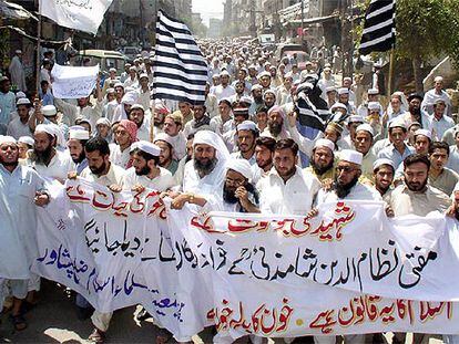 Un grupo de paquistaníes suníes protesta  en la ciudad de Peshawar por el asesinato de uno de sus líderes.