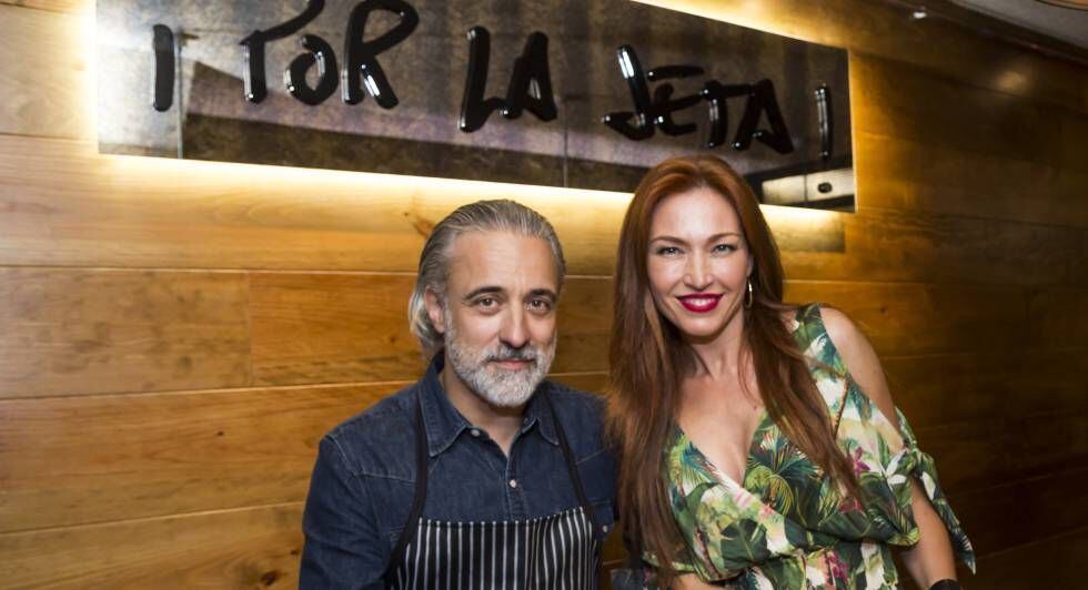 El cocinero Sergi Arola y la expresentadora Silvia Fominaya durante la inauguracion de su Restaurante 'Por la Jeta' en Coruña el pasado agosto.