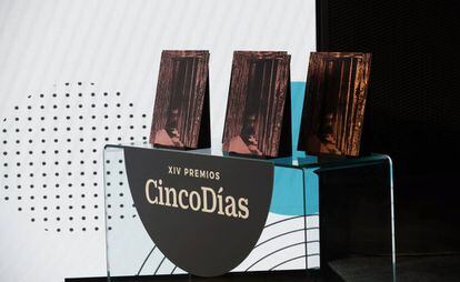 Imgen de los Premios CincoDías, una reproducción de la puertas del Museo del Prado, de la escultora Cristina Iglesias.