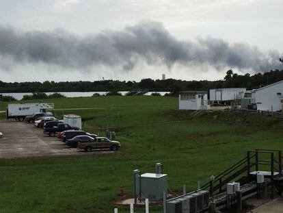 La explosi&oacute;n de un cohete ha dejado una cortina de humo en Florida.