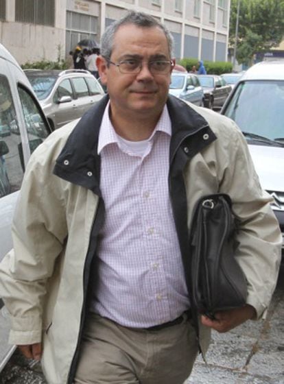 El fraile Manuel Ortiz a la entrada de los juzgados de C&oacute;rdoba en 2010.