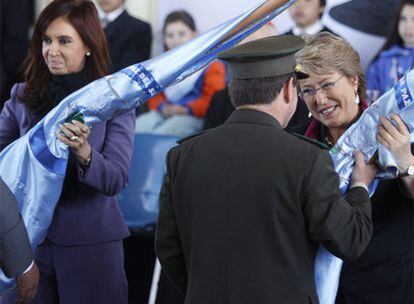 Cristina Fernández (izda.) y Michelle Bachelet, en un momento de la conmemoración del tratado de amistad de 1984 entre ambos países.