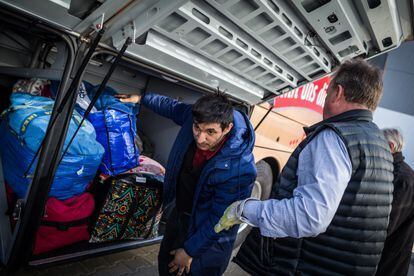 Artur, joven ucranio de etnia gitana que ha huido del país con su esposa, preparando las maletas antes de salir de Polonia hacia Alemania.