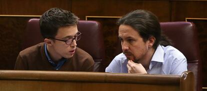 Íñigo Errejón y Pablo Iglesias en sus escaños en el Congreso.