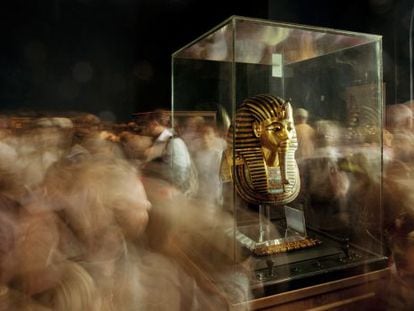Turistas contemplando la máscara funeraria de Tutankamón, en el Museo Egipcio de El Cairo.