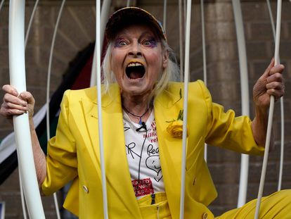 Vivienne Westwood, en una jaula suspendida en el centro de Londres, el 21 de julio de 2020.