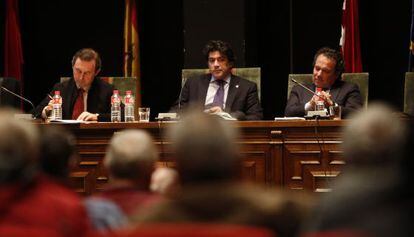 El alcalde de Alcorc&oacute;n (en el centro), en un pleno municipal en enero.