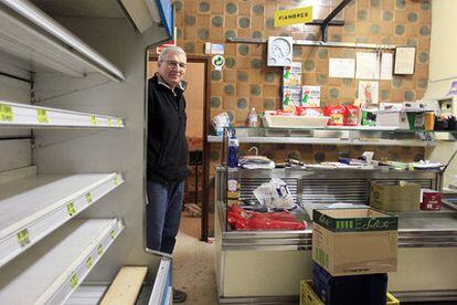 Lorenzo Santos, en la tienda que ha regentado desde 1965 en la calle Conde de Xiquena.