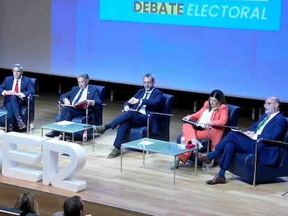 De izquierda a derecha: Leticia Díaz (Vox), Pablo Zuloaga (PSOE), Miguel Ángel Revilla (PRC), Fermín Mier (moderador), María José Sáenz de Buruaga (PP) y Félix Álvarez (CS), durante el debate de esta mañana.