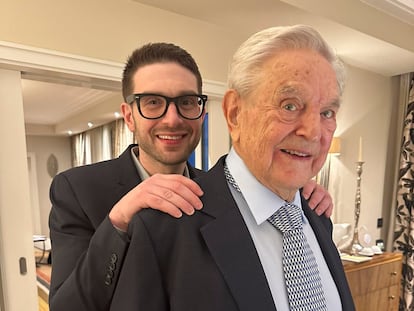 George Soros con su hijo y heredero Alexander, en Alemania, en una imagen obtenida de las redes sociales.