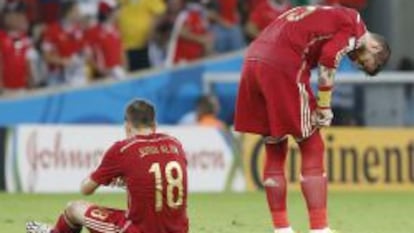 . Rio De Janeiro (Brazil), 18/06/2014.- Sergio Ramos (R) and Jordi Alba of Spain during the FIFA World Cup 2014 group B preliminary round match between Spain and Chile at the Estadio do Maracana in Rio de Janeiro, Brazil, 18 June 2014.
(RESTRICTIONS APPLY: Editorial Use Only, not used in association with any commercial entity - Images must not be used in any form of alert service or push service of any kind including via mobile alert services, downloads to mobile devices or MMS messaging - Images must appear as still images and must not emulate match action video footage - No alteration is made to, and no text or image is superimposed over, any published image which: (a) intentionally obscures or removes a sponsor identification image; or (b) adds or overlays the commercial identification of any third party which is not officially associated with the FIFA World Cup) (Brasil, España, Mundial de Fútbol) EFE/EPA/ABEDIN TAHERKENAREH EDITORIAL USE ONLY