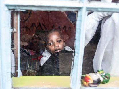 Maiyan Gachuhi, de cinco años, observa desde un centro de día para niños con discapacidad de Mathare, suburbio de Nairobi.