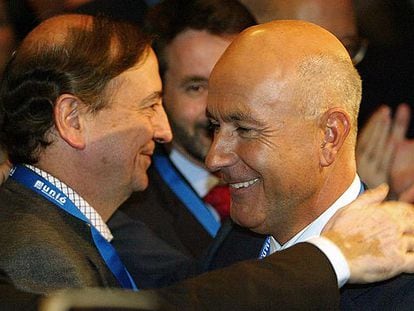 Duran Lleida, a la derecha, saluda a Iñaki Anasagasti. En segundo plano, el líder del PNV, Josu Jon Imaz.