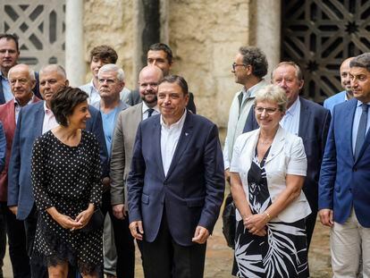 Los ministros de Agricultura de la UE, con el español Luis Planas en el centro, este lunes en Córdoba.