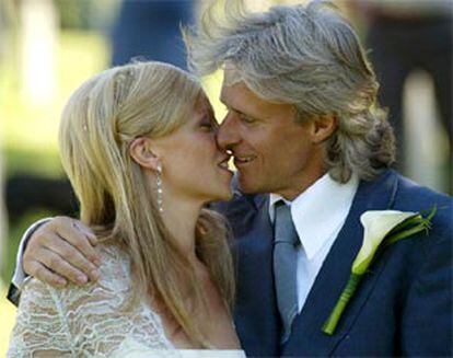 Patricia Östfeldt y Björn Borg se besan después de la ceremonia de la boda.