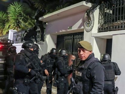 La policía irrumpe en la Embajada mexicana en Quito, el viernes pasado, siguiendo una orden del presidente ecuatoriano, Daniel Noboa.