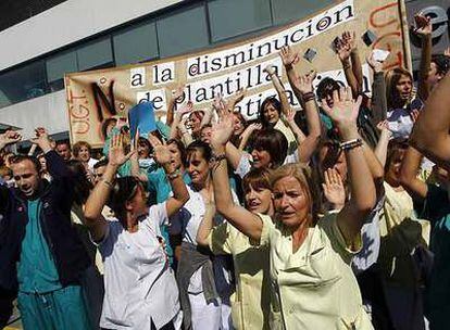 Concentración de trabajadores en las puertas del hospital La Paz.