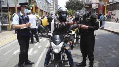 Un migrante venezolano muestra sus documentos durante un control de seguridad en el distrito de Miraflores en Lima, Perú, el pasado 24 de enero.
