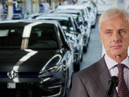 El presidente del grupo Volkswagen, Matthias M&uuml;ller, se dirige a los medios tras su visita a la planta de Volkswagen en Wolfsburgo.