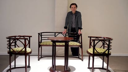 Andrés Alfaro delante de una de las piezas de la exposición.