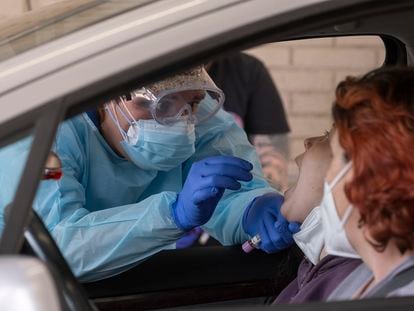 Un sanitario toma muestras a una mujer para una prueba PCR en el hospital militar de Sevilla el pasado 14 de mayo.