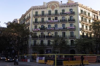 Las dos escaleras de la Casa Orsola, a pie de la Superilla, fueron compradas por un fondo inversor y algunos de sus inquilinos se niegan a marcharse pese a que no les renuevan el contrato. El edificio se ha convertido en un símbolo de la lucha por los alquileres en Barcelona.