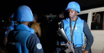 Soldados de la misión de la ONU en Mali, en bamako tras el atentado de este domingo.