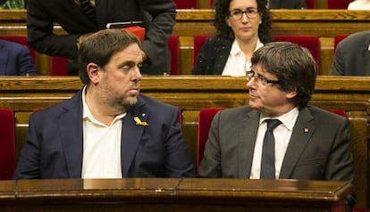 Una imatge d'arxiu de Junqueras i Puigdemont en un ple del Parlament.