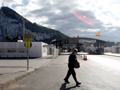 .Una mujer cruza frente a la zona de control de Gibraltar. 