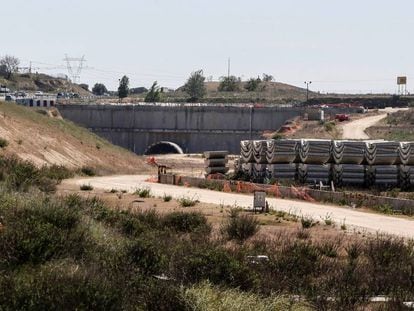 Obras del tren abandonadas.