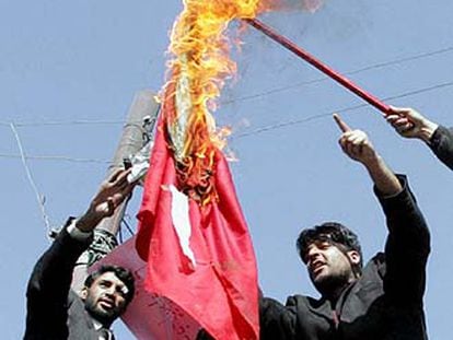 Manifestantes afganos queman una bandera de Dinamarca en Kabul.