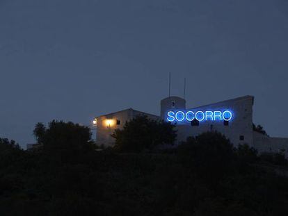 La obra &#039;Socorro&#039;, de Avelino Sala, una luz de ne&oacute;n azul-violeta en el exterior de la ermita de San Crist&oacute;bal.