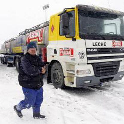 La carretera de une Cantabria con Castilla-León ha estado cortada al tráfico por el temporal de nieve