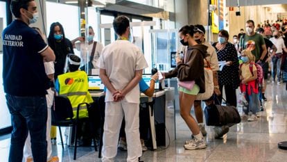Pasajeros en los controles de llegada, en julio en el aeropuerto de Palma de Mallorca.