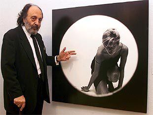 Leopoldo Pomés, ayer en su exposición, ante la fotografía <i>Ventana redonda,</i> de 1959.