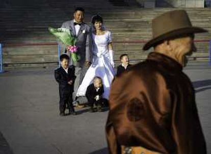 Una pareja de recién casados en la plaza Sükhbaatar, en Ulán Bator (Mongolia).