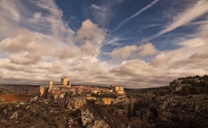 Panorámica de la localidad con la muralla que la rodea y la silueta del castillo.