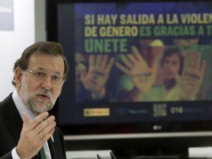 El presidente del Gobierno, Mariano Rajoy, durante su visita a la sede del servicio 016.