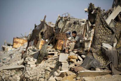 Un palestino entre los escombros de una playa en Gaza.