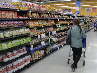 Una mujer en un supermercado de Buenos Aires.