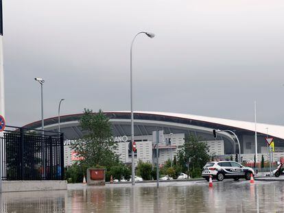 El agua anega una calle junto al estadio Civitas Metropolitano en Madrid, el lunes 4 de septiembre.