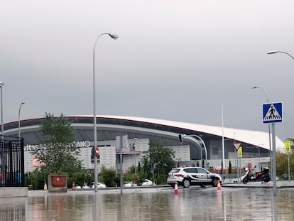 El agua anega una calle junto al estadio Civitas Metropolitano en Madrid, el pasado 4 de septiembre