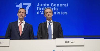 Gonzalo Gort&aacute;zar, consejero delegado de CaixaBank, y Jordi Gual, presidente.