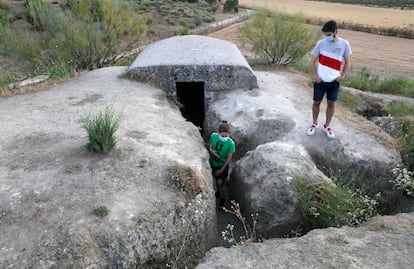Dos adolescentes, durante su visita al yacimiento de los Yesares, en Pinto.