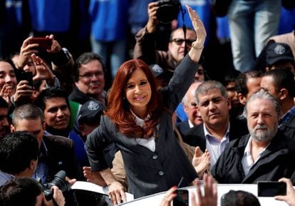 Cristina Fernández de Kirchner saluda a simpatizantes tras presentarse ante la Justicia el pasado abril.